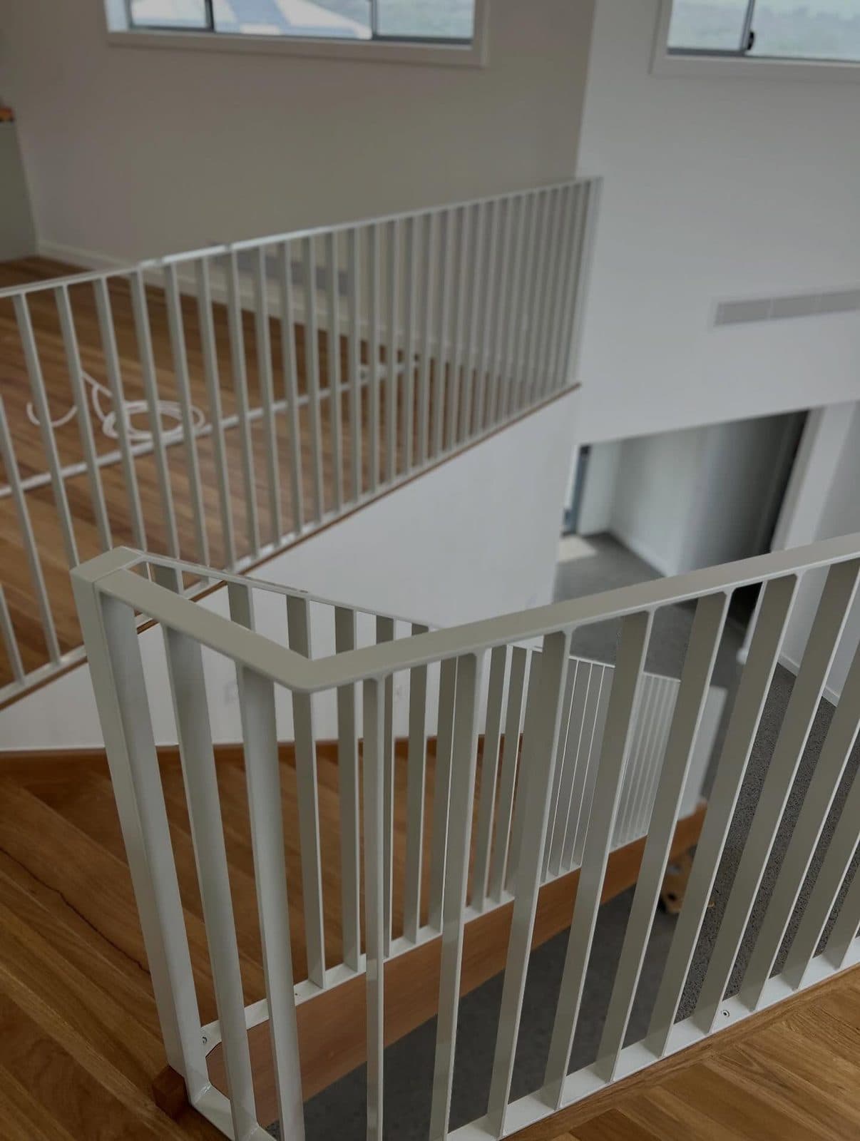 Landing rail detail in Surfmist satin