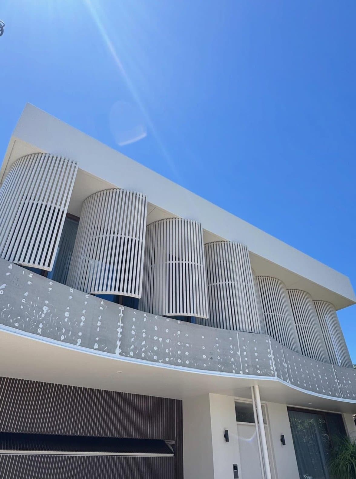 Screen line following the balcony curve